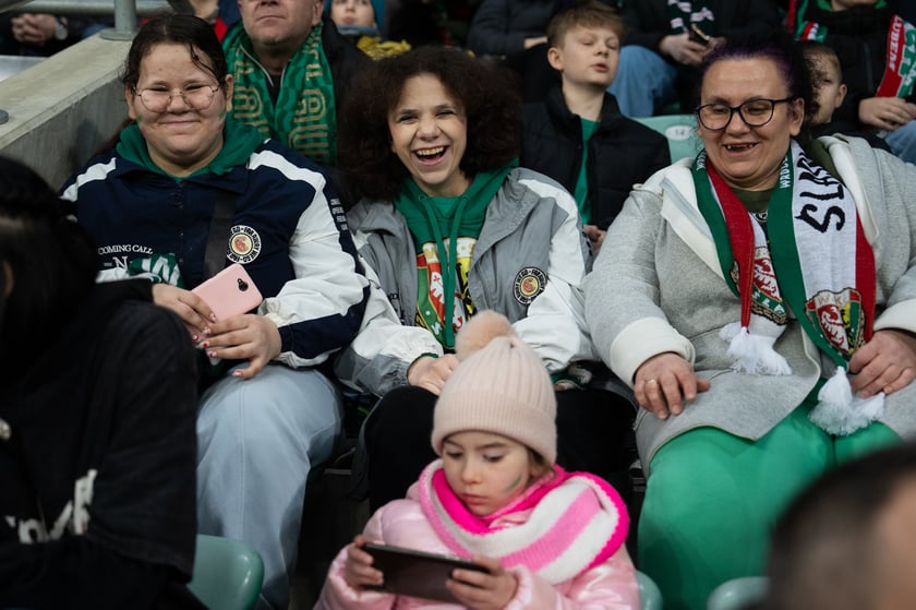 Kibice na meczu Śląska z Widzewem (2 marca 2024) na Tarczyński Arenie
